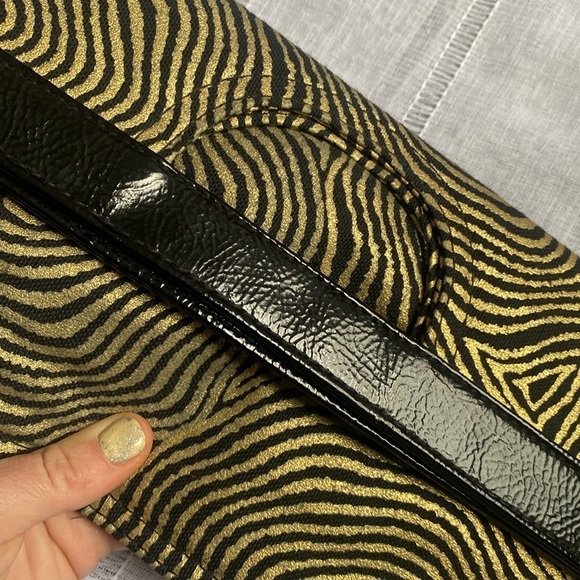 Amici Accessories retro clutch purse in gold metallic and black. - Picture 11 of 13